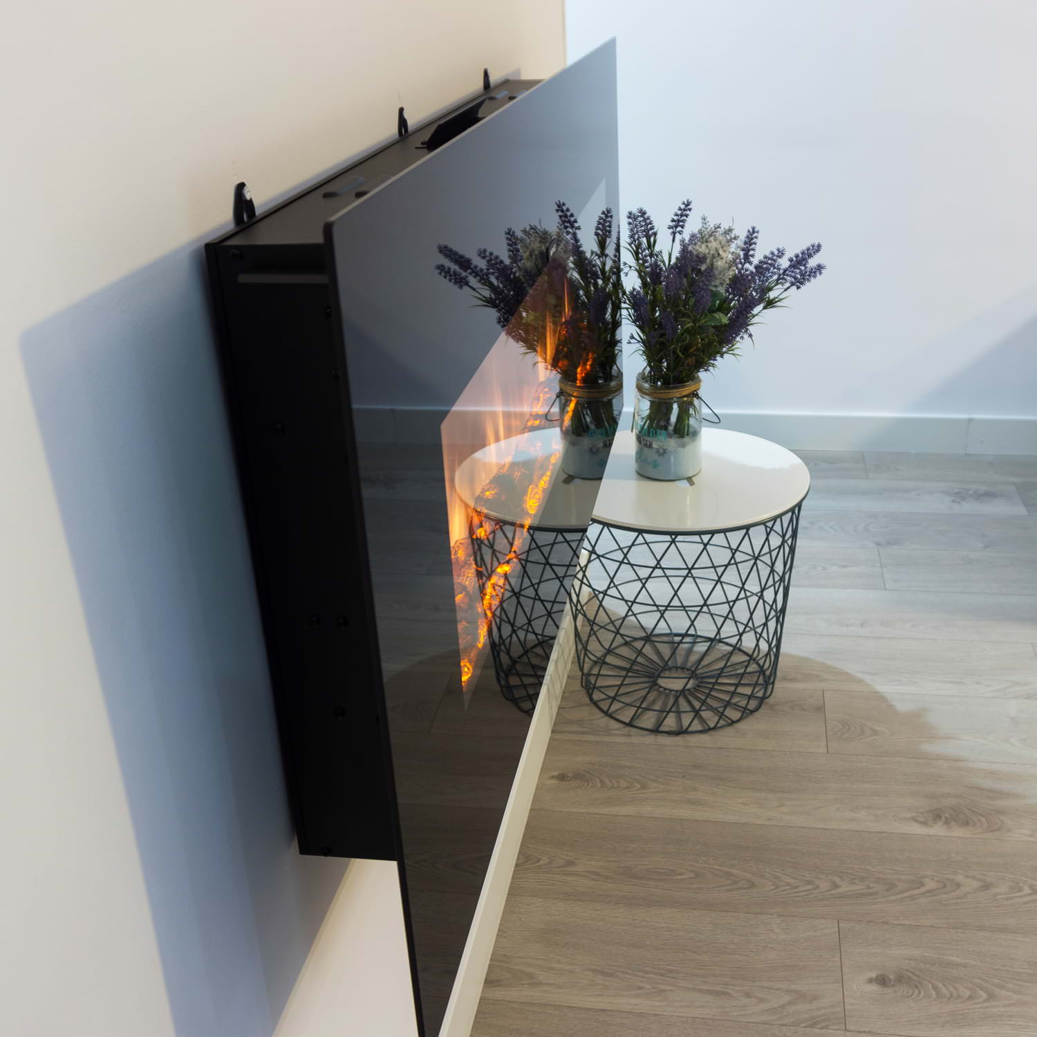 Sined Stelvio crée une ambiance chaude et accueillante dans n'importe quel espace avec notre cheminée électrique murale de 1500w, son effet flamme LED réaliste et son design élégant