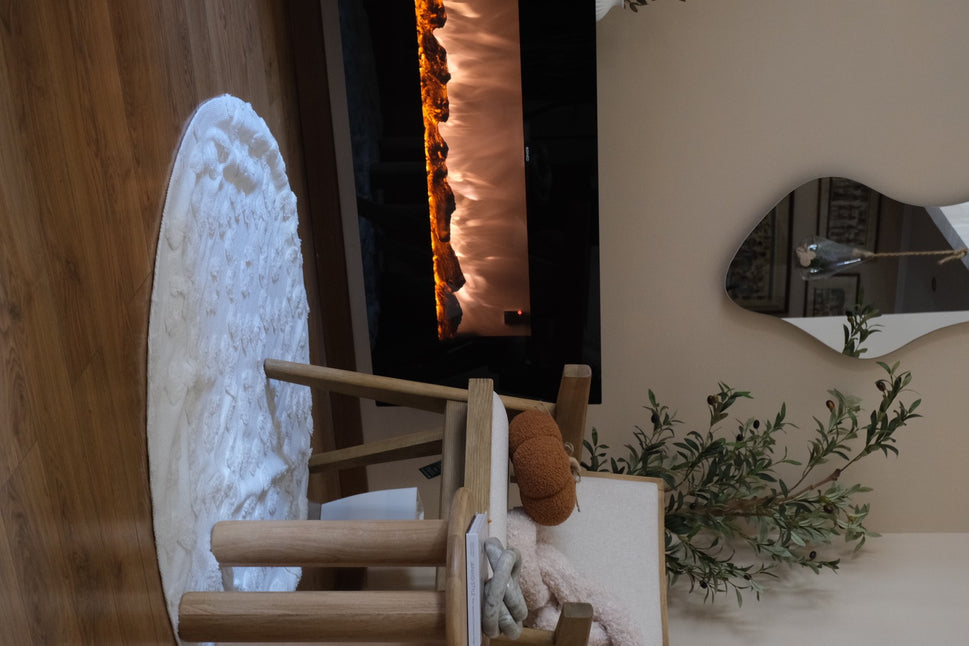 Sined Stelvio crée une ambiance chaude et accueillante dans n'importe quel espace avec notre cheminée électrique murale de 1500w, son effet flamme LED réaliste et son design élégant