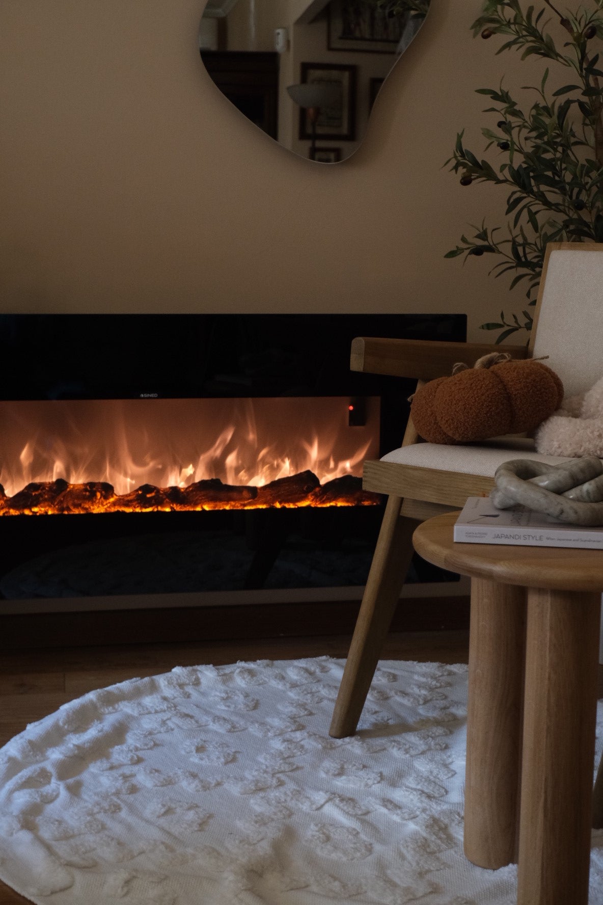 Sined Stelvio crée une ambiance chaude et accueillante dans n'importe quel espace avec notre cheminée électrique murale de 1500w, son effet flamme LED réaliste et son design élégant