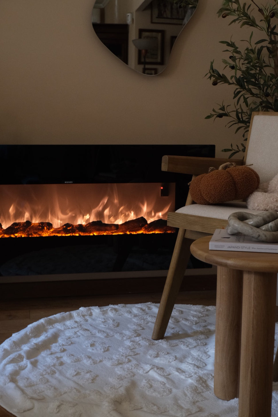 Sined Stelvio crée une ambiance chaude et accueillante dans n'importe quel espace avec notre cheminée électrique murale de 1500w, son effet flamme LED réaliste et son design élégant