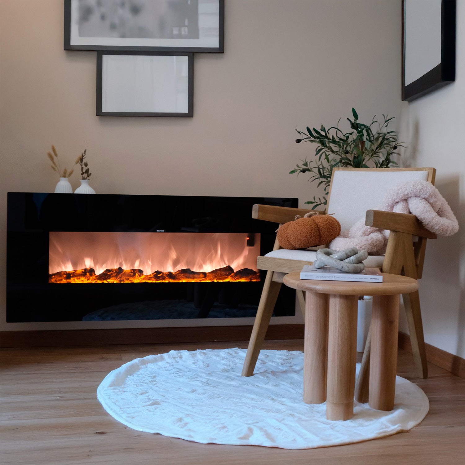 Sined Stelvio crée une ambiance chaude et accueillante dans n'importe quel espace avec notre cheminée électrique murale de 1500w, son effet flamme LED réaliste et son design élégant