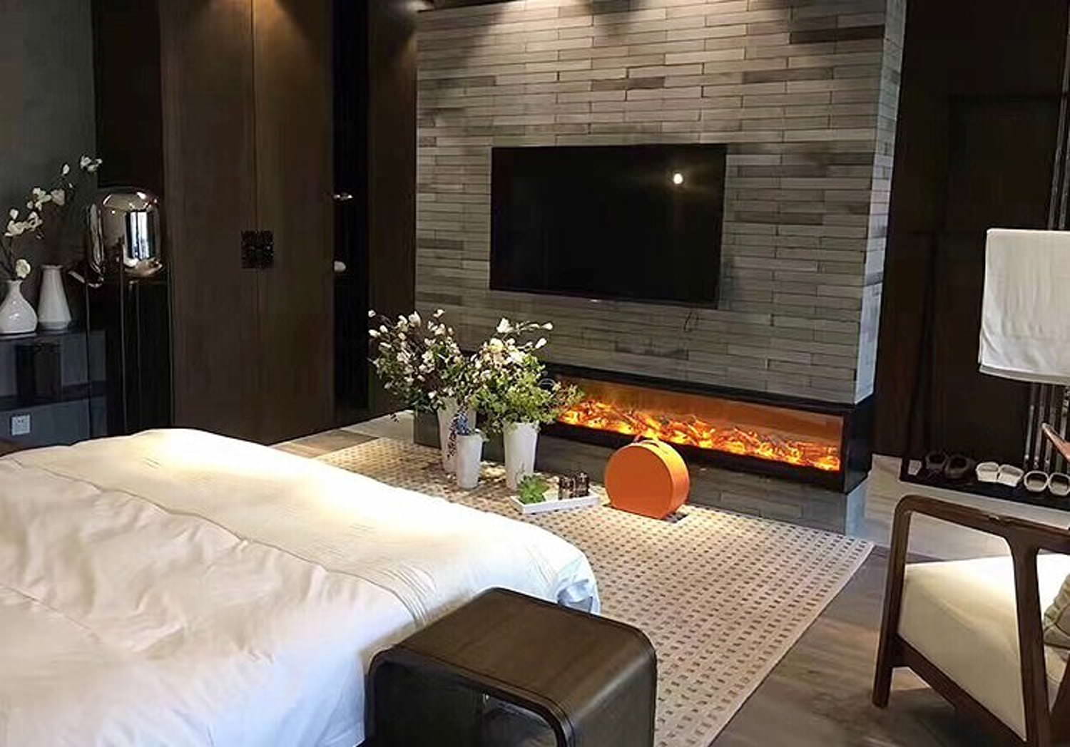 SINED Cheminée Électrique Noire en Acier avec Panneaux Laminés à Froid 2 Mètres Effet Flamme LED Réglable 6 Niveaux 750-1500W Commandes Manuelles et Télécommande CAMINETTO-VESUVIO-200