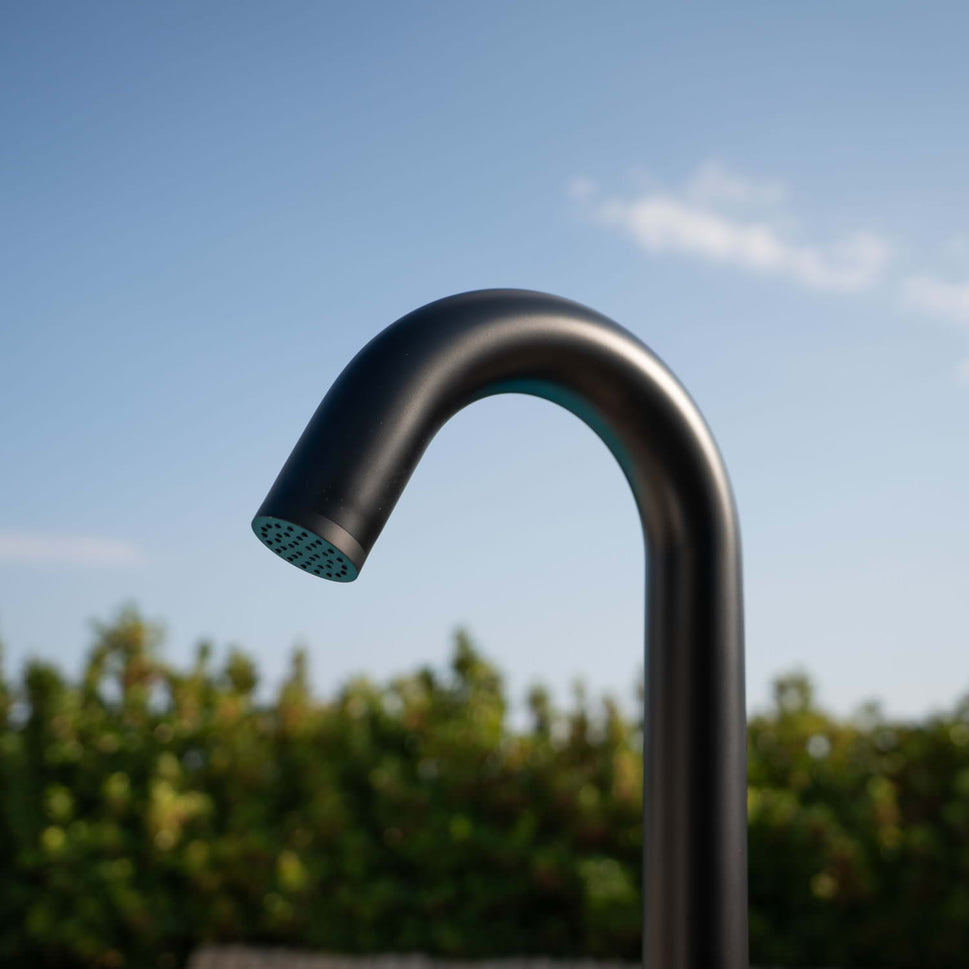 SINED Douche de Jardin en Acier Inoxydable AISI 316L couleur noir satiné avec mélangeur et accessoire pour intérieur et extérieur entrée d'eau chaude et froide depuis la base Modèle DOCCIA ALGHERO NERA