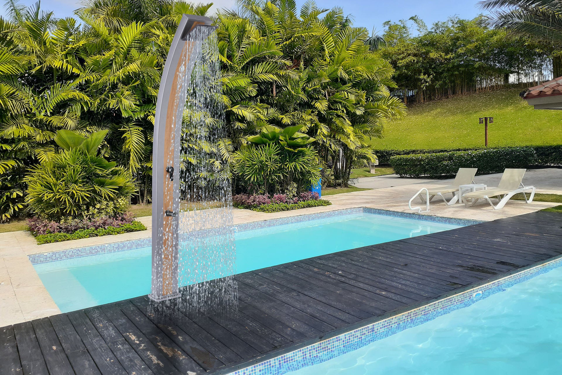 SINED Douche Solaire Grise en Aluminium avec Bande Centrale Couleur Bois Structure de 40 Litres Hauteur 224 cm Pour Jardin et Piscine avec Mitigeur et Douche Carrée Modèle Ella