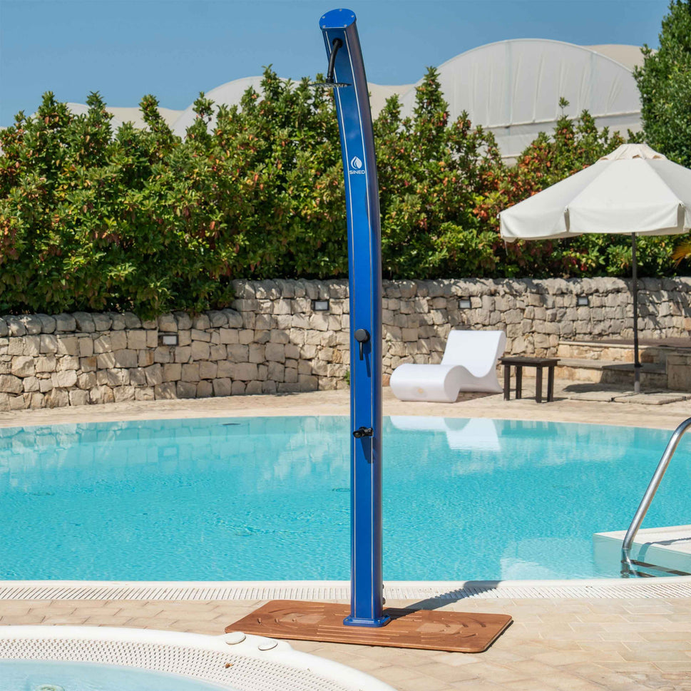 Sined Emi Blu gebogene Solardusche aus Aluminium mit Top-Brause und Standbrause, Blau