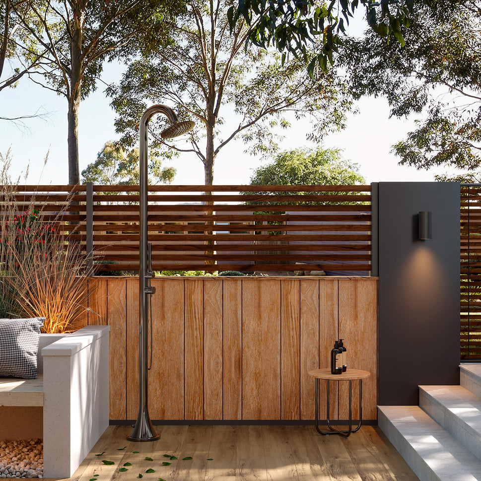 SINED Luna Douche de piscine en acier inoxydable 316l brossé avec pomme de douche flexible Eau chaude et froide Pour intérieur et extérieur Résistante Entrée d'eau inférieure ou latérale