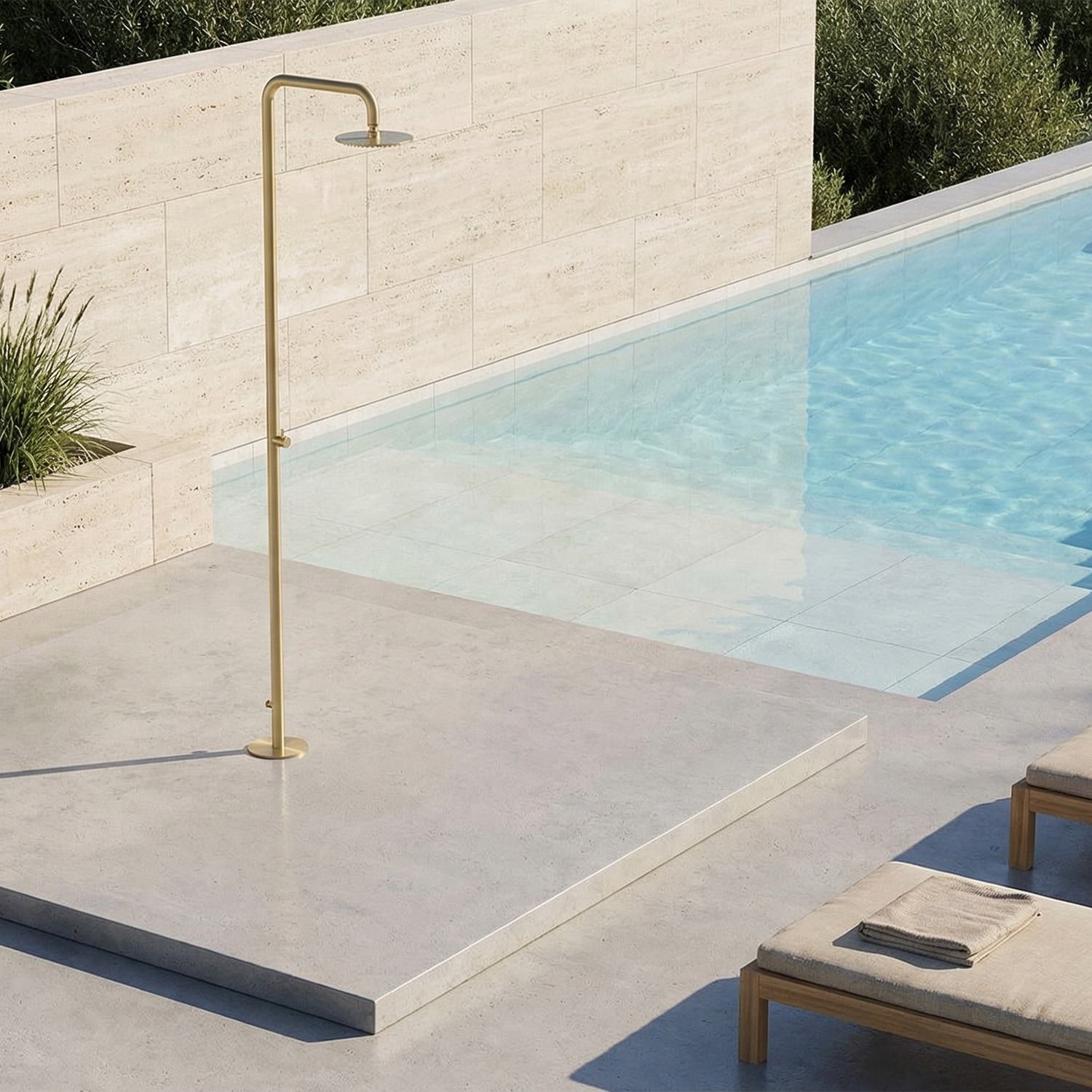 SINED doccia esterna in acciaio inox AISI 316L con finitura oro PVD soffione 25 cm rubinetto integrato y fijación segura a pavimento – Modelo Nora