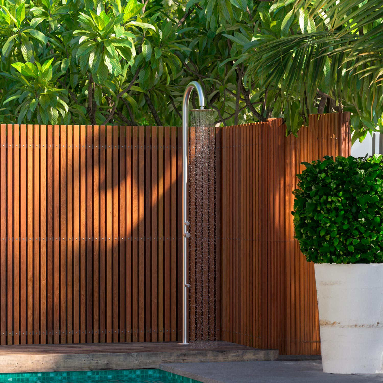 Sined Palau Douche Courbe Pour Piscine En Acier Inoxydable 316l Avec Robinet Mélangeur et Lave-pieds En Acier Inoxydable Satiné Douche Avec Alimentation En Eau Chaude et Froide