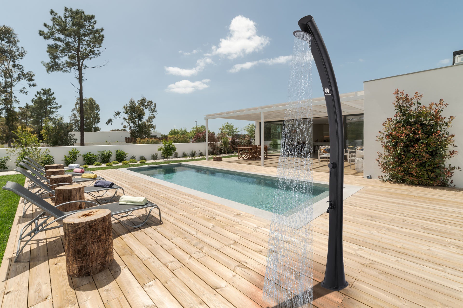 Douche Extérieure Jardin Solaire Noire Sole Nera Avec Pommeau Rond Réservoir 25l Robinet Lave-pieds Hauteur 226 Cm Structure Courbée En Polyéthylène HD Douche Solaire Avec Filtre à Calcaire Et Couvercle Sined