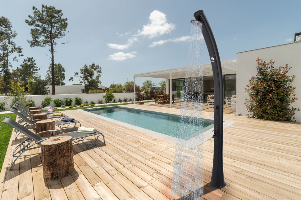 Douche Extérieure Jardin Solaire Noire Sole Nera Avec Pommeau Rond Réservoir 25l Robinet Lave-pieds Hauteur 226 Cm Structure Courbée En Polyéthylène HD Douche Solaire Avec Filtre à Calcaire Et Couvercle Sined