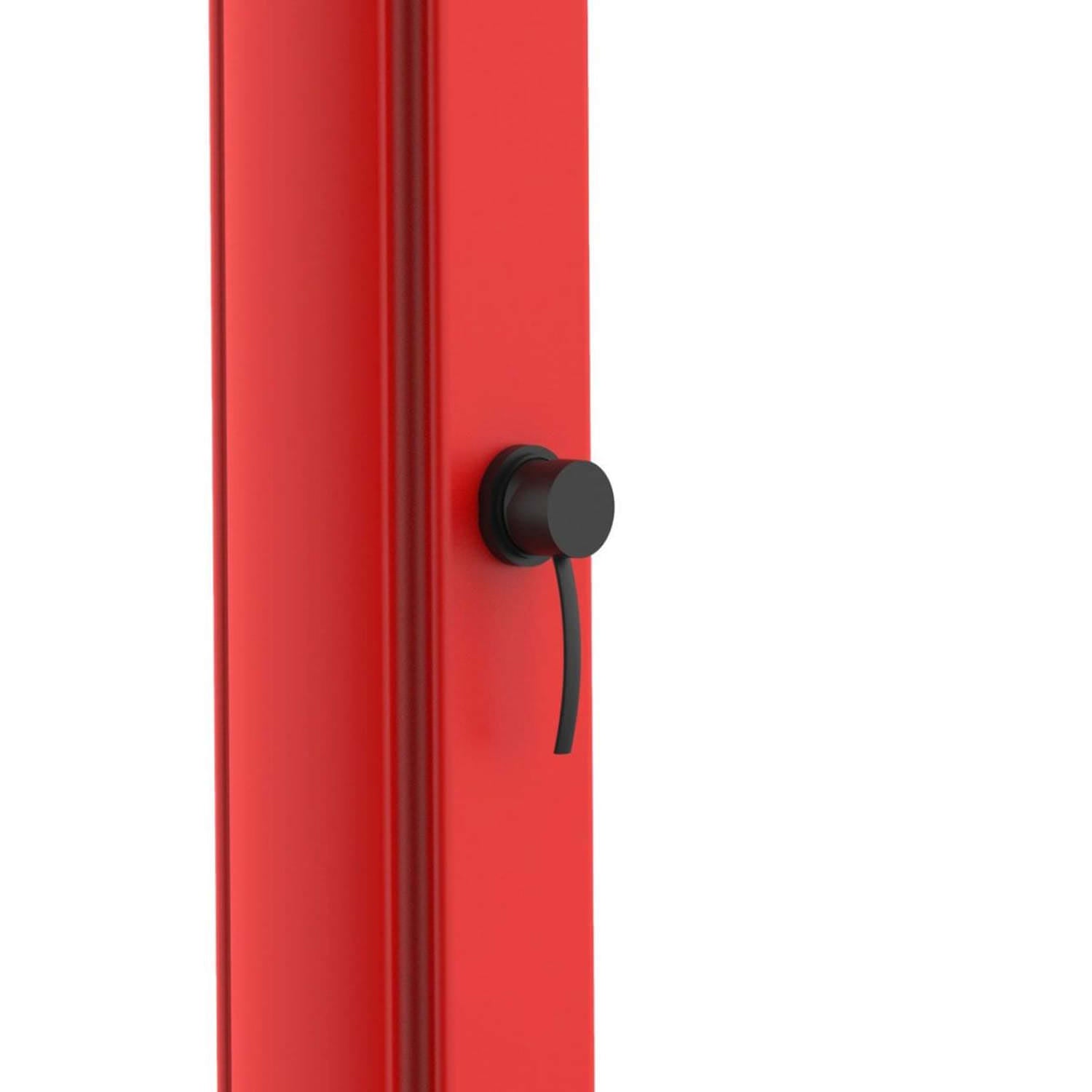 Sined Sole Xxl Polyethyleen Gebogen Zonne-douche Met Voetwasbak Reservoir 40 Lt Rood Voetwasbak Kraan Zwart Metaal Accessoires