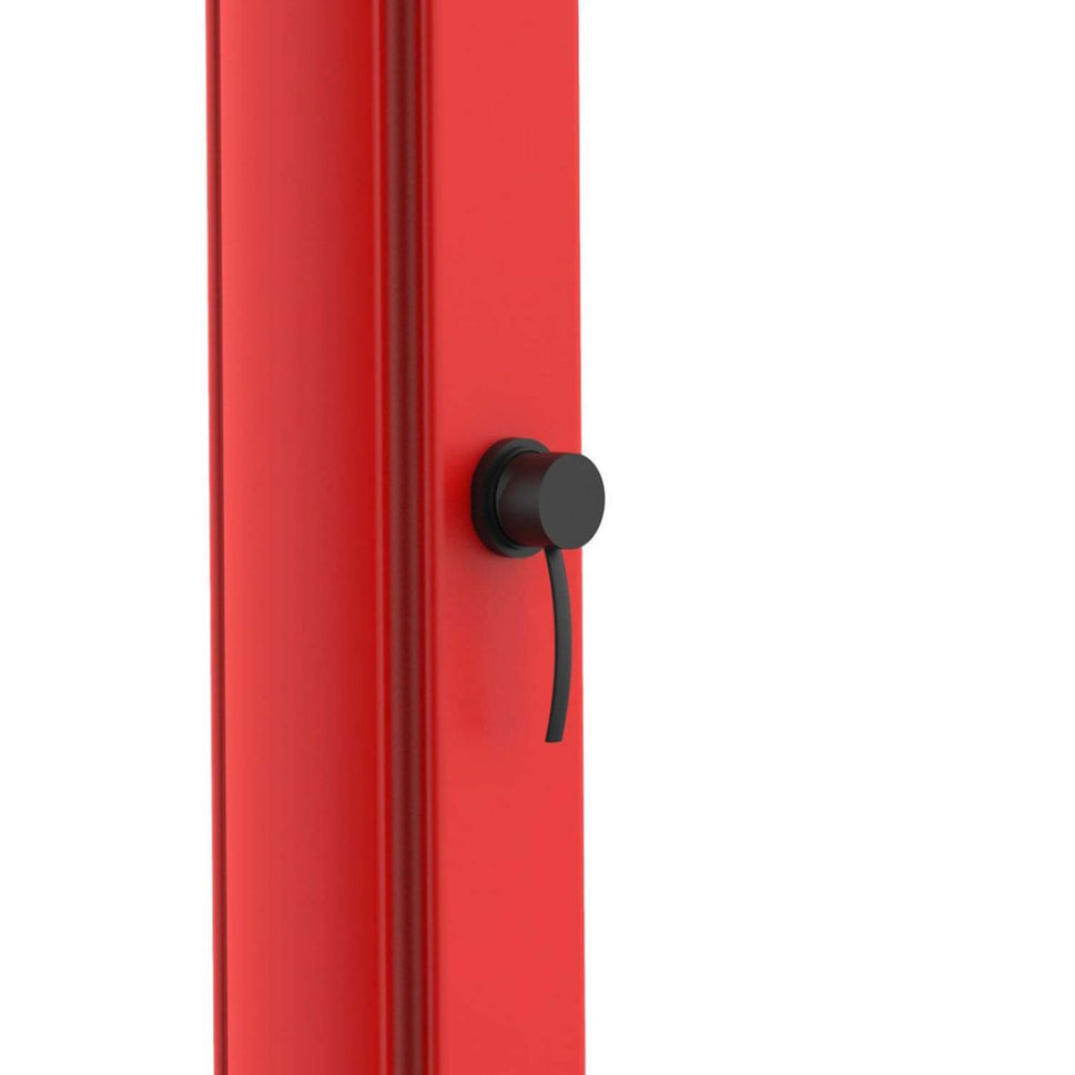 Sined Sole Xxl Polyethyleen Gebogen Zonne-douche Met Voetwasbak Reservoir 40 Lt Rood Voetwasbak Kraan Zwart Metaal Accessoires