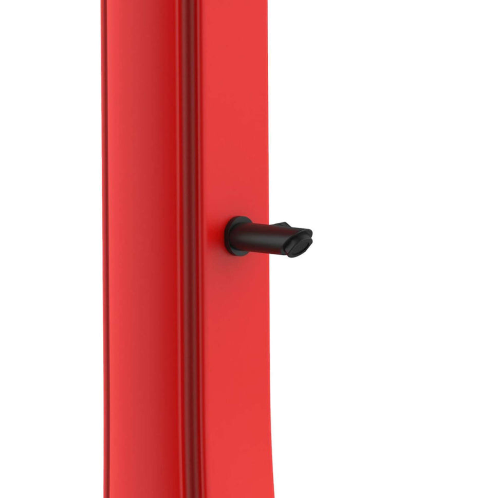 Sined Sole Xxl Polyethyleen Gebogen Zonne-douche Met Voetwasbak Reservoir 40 Lt Rood Voetwasbak Kraan Zwart Metaal Accessoires