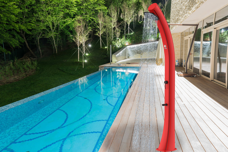 Sined Sole Xxl Polyethyleen Gebogen Zonne-douche Met Voetwasbak Reservoir 40 Lt Rood Voetwasbak Kraan Zwart Metaal Accessoires