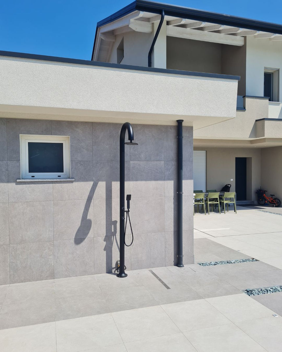 SINED Douche noire en aluminium avec douchette à main avec eau chaude et froide Double connexion inférieure et latérale idéale pour usage intérieur et extérieur Modèle LUNA ALU D NERA