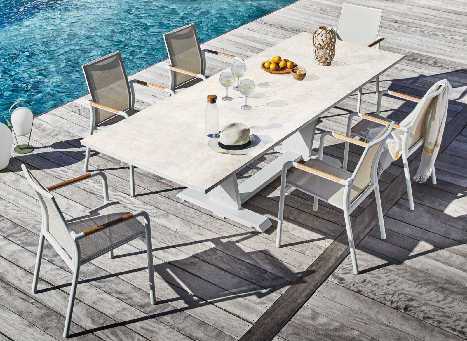 SINED Tavolo Allungabile 180-280 cm en color crema travertino con superficie de cerámica Kedra efecto piedra y estructura de aluminio ideal para jardines y terrazas modernas