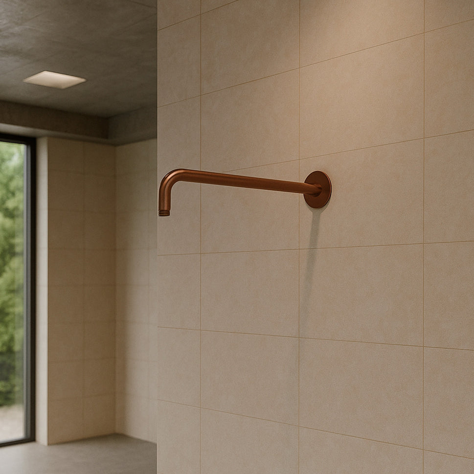 Brazo de ducha mural largo SINED en acero inoxidable 316L acabado PVD oro rosa para uso interior y exterior modelo Levante