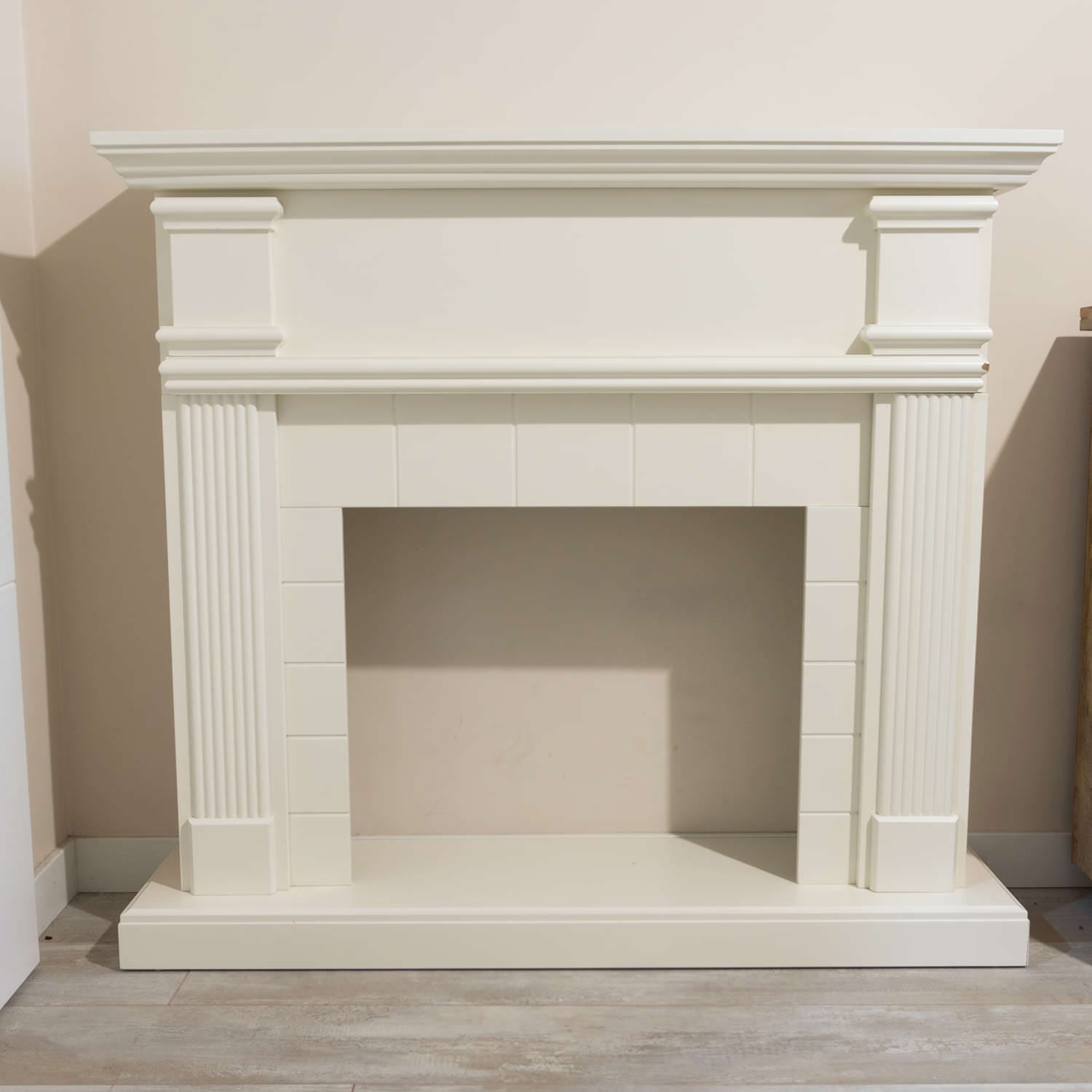 Moldura de Lareira Caldeira Branca Sined Fabricado na Europa para Lareira Elétrica Vulcano de 60 cm ou Queimador Ispica de 75 cm Design Clássico Atemporal