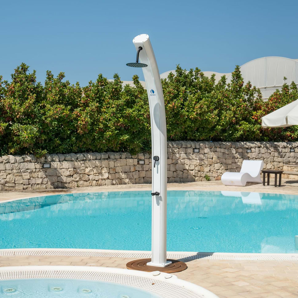 SINED Douche Solaire Blanche en Aluminium Dafne avec Pomme de Douche Ronde de 20 cm et Réservoir de 35 Litres Idéale pour Piscines et Jardins Hauteur 226 cm
