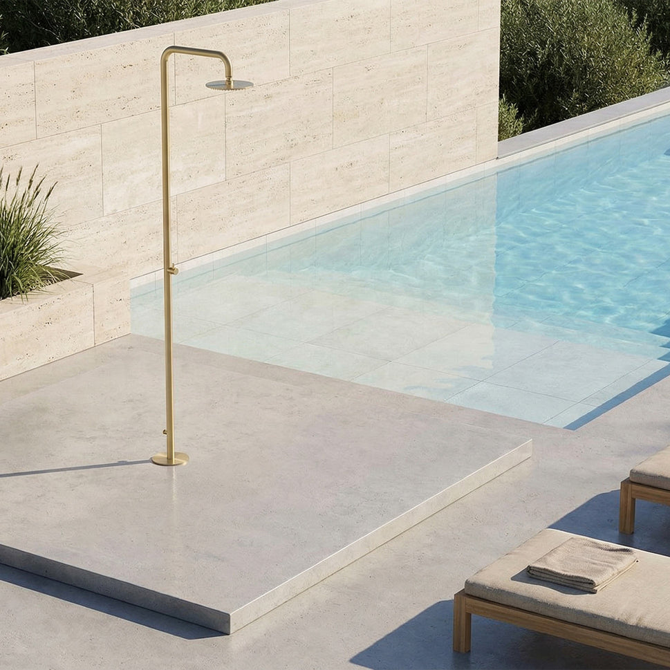 SINED doccia esterna in acciaio inox AISI 316L con finitura oro PVD soffione 25 cm rubinetto integrato y fijación segura a pavimento – Modelo Nora