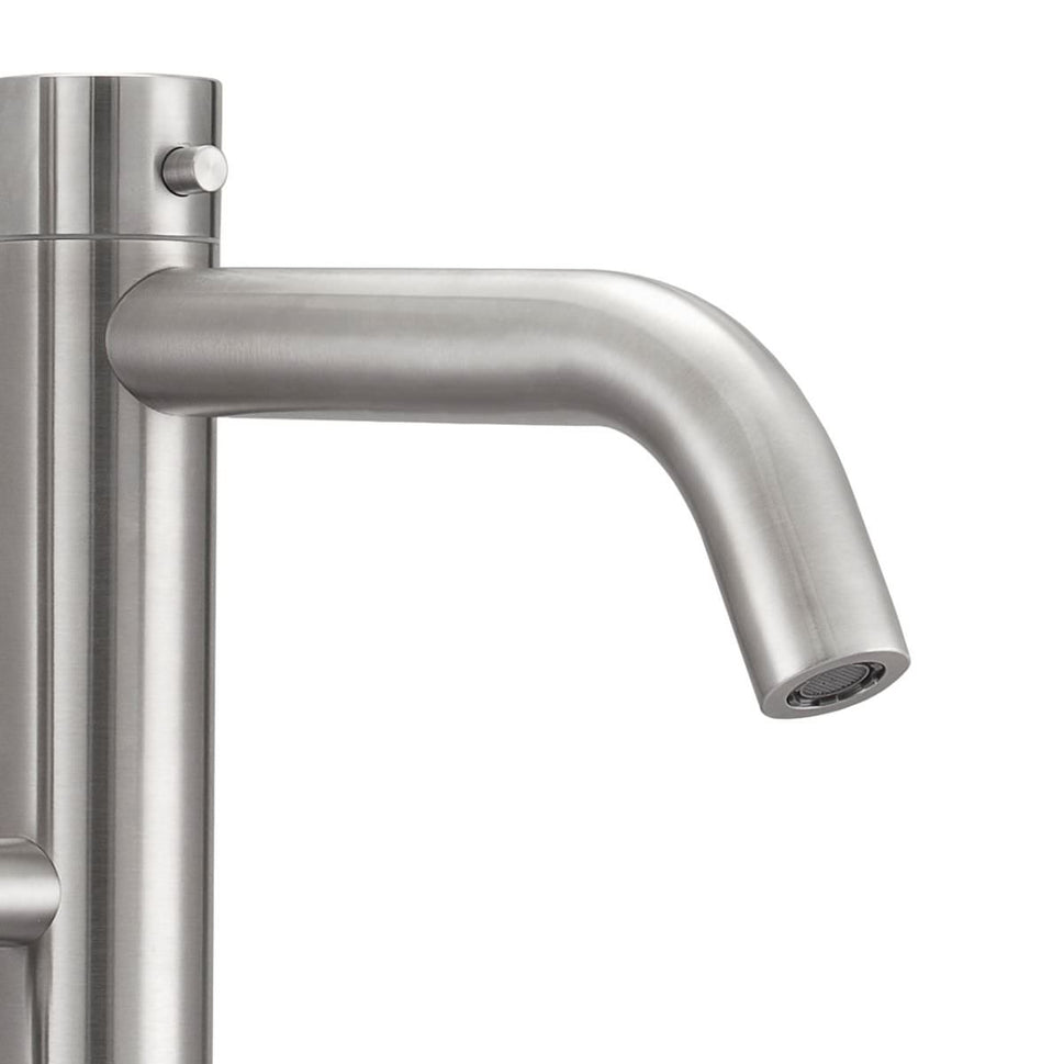 Mini Douche Extérieure Sined Oristano Design Élégant et Compact Fabriquée en Acier Inoxydable 316l Avec Douchette Mobile et Connexion Pour Eau Froide et Chaude