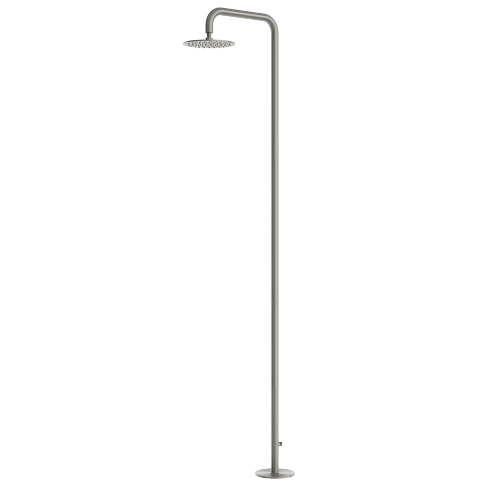 SINED doccia esterna in acciaio inox AISI 316L finitura canna di fucile con soffione 25 cm connessione posteriore 1-2 y fijación a suelo con 4 anclajes Santadi Canna Fu