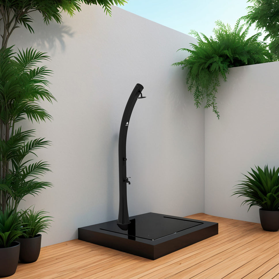 Douche Extérieure Jardin Solaire Noire Sole Nera Avec Pommeau Rond Réservoir 25l Robinet Lave-pieds Hauteur 226 Cm Structure Courbée En Polyéthylène HD Douche Solaire Avec Filtre à Calcaire Et Couvercle Sined