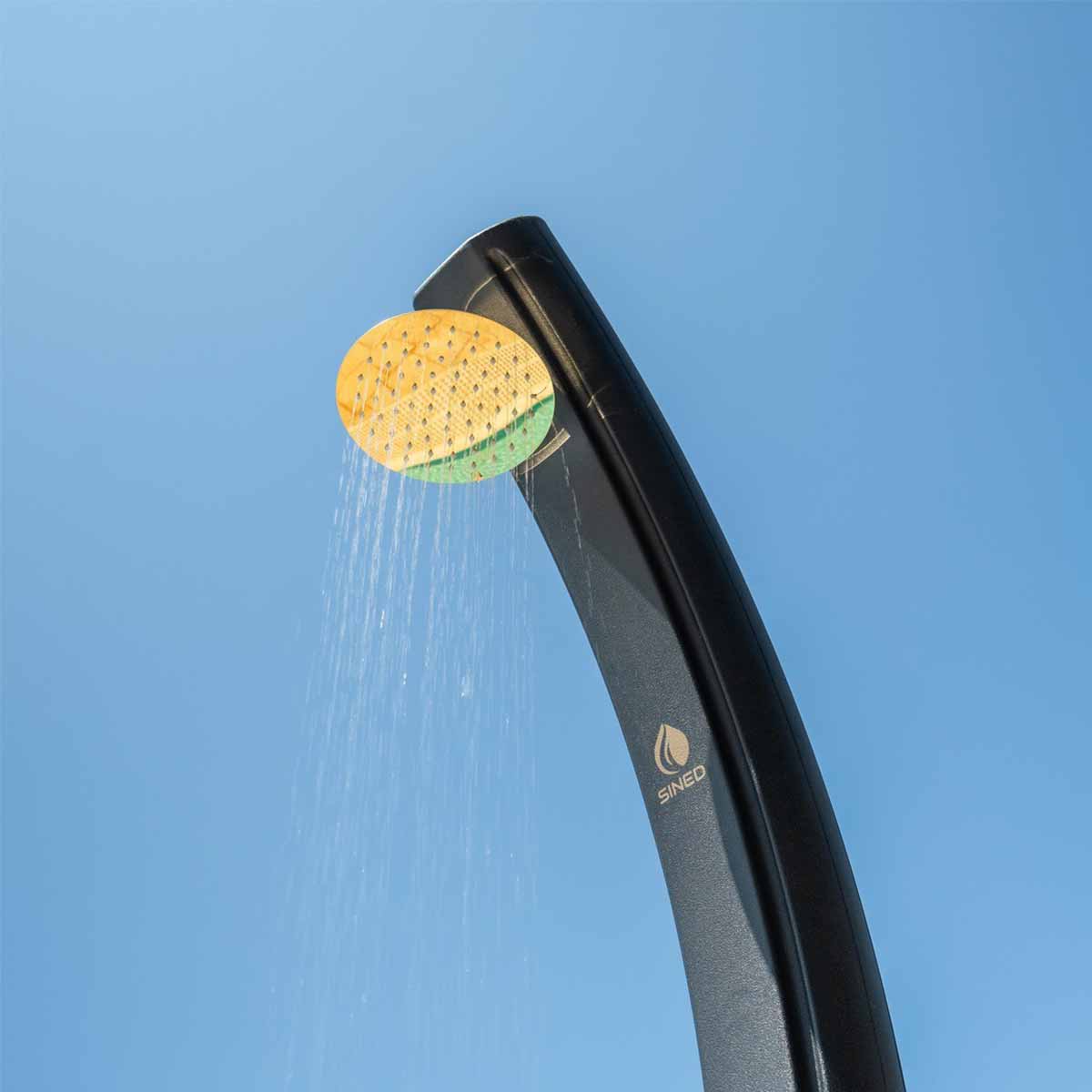 ducha solar para piscina LUNA de color negro con detalles dorados