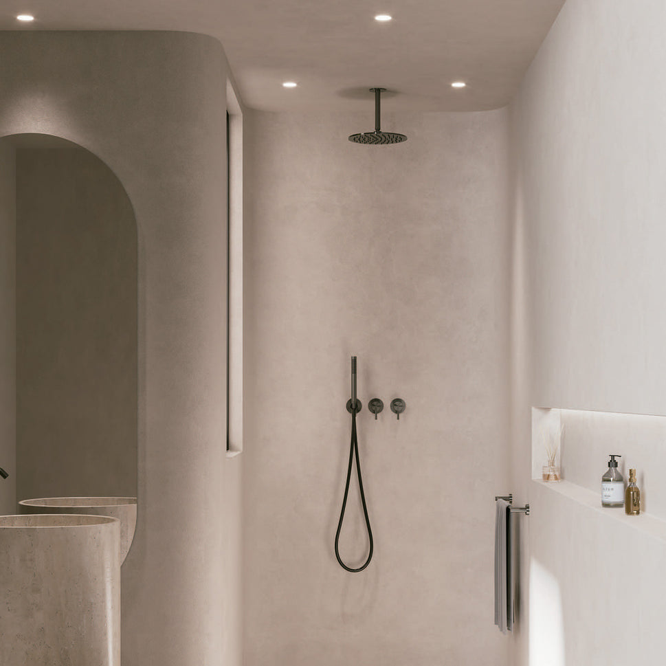 SINED Douchekit voor plafondmontage van roestvrij staal 316L in satin inox kleur met een lange arm van 24 cm en een douchekop van 30 cm diameter. Geschikt voor binnen- en buiteninstallatie, model Levante