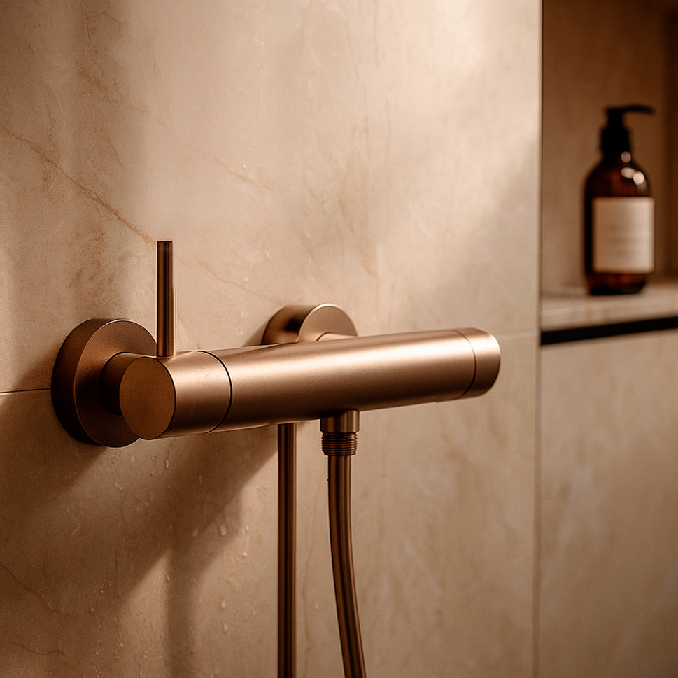 SINED wanddouche mengkraan van roestvrij staal 316L met roségouden afwerking, 1 wateruitlaat en standaard aansluiting - model LEVANTE