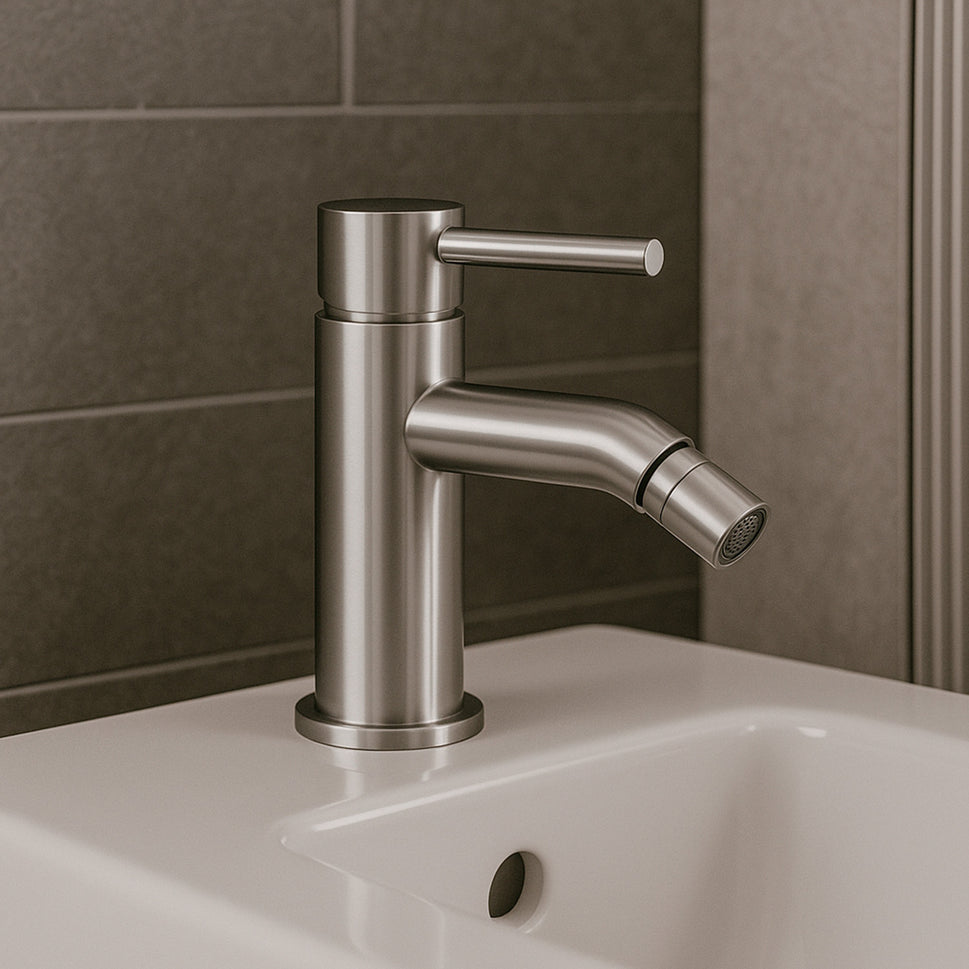 Mengkraan SINED Bidet van geborsteld roestvrij staal 316L model LEVANTE, ontworpen voor een langere duurzaamheid en corrosiebestendigheid, ideaal voor binnen- en buitengebruik