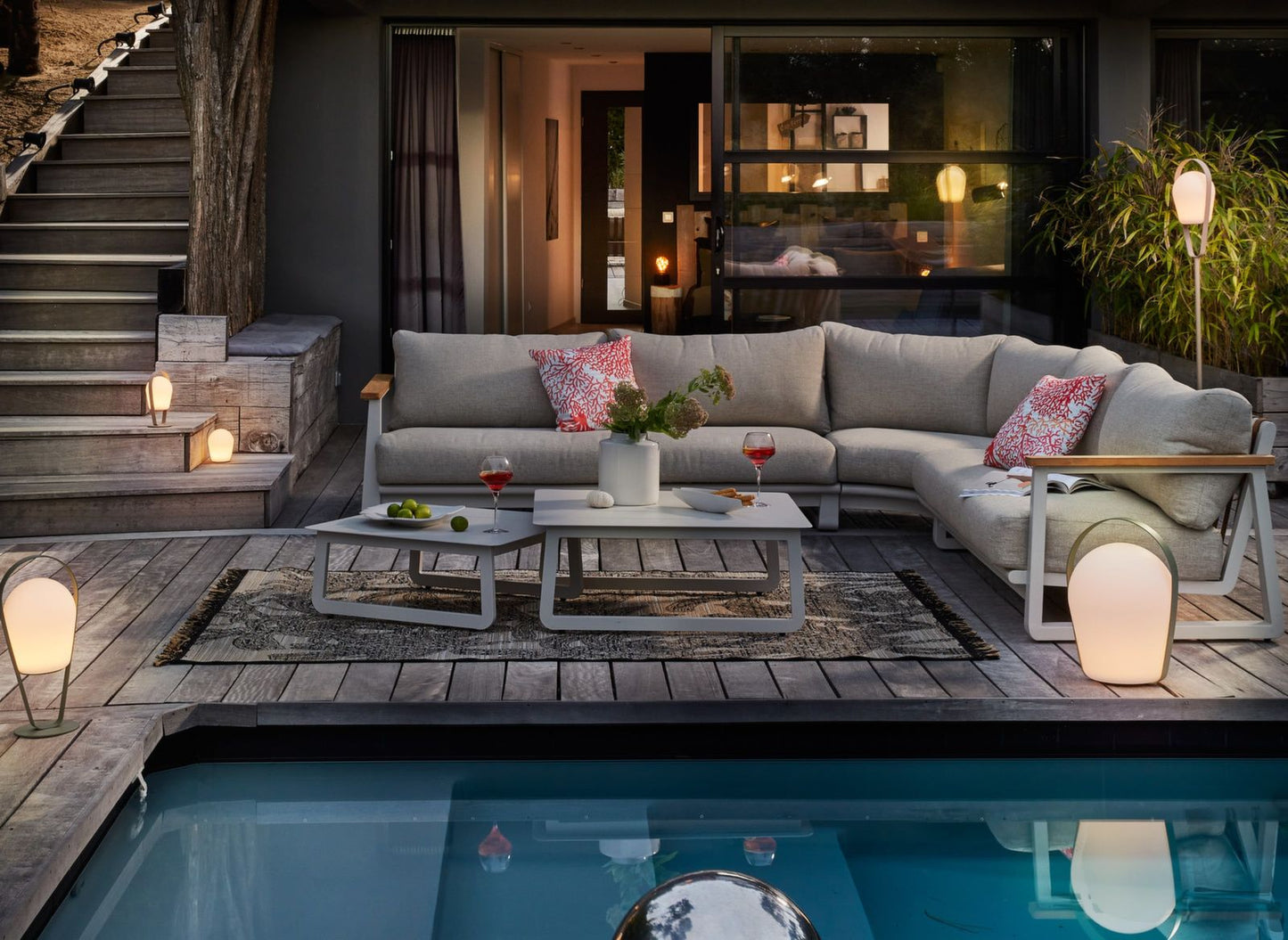 SINED - 6-seat corner sofa set in cream color, aluminum frame, FSC® teak armrests, removable and water-repellent cushions, includes 2 tables, for outdoor and indoor use - Model BRA.