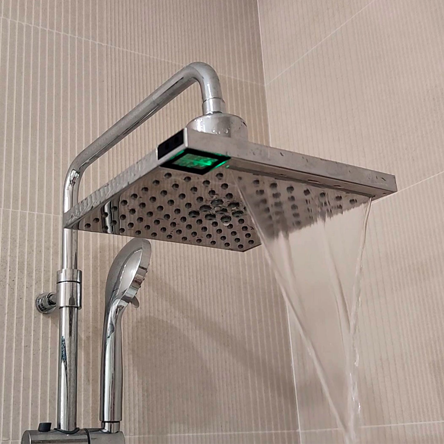 Soffione doccia SINED SOFFIONEDOCCIA-LED-5 con sensore infrarossi, termometro LCD e 3 funzioni di getto: pioggia, nebbia e cascata.