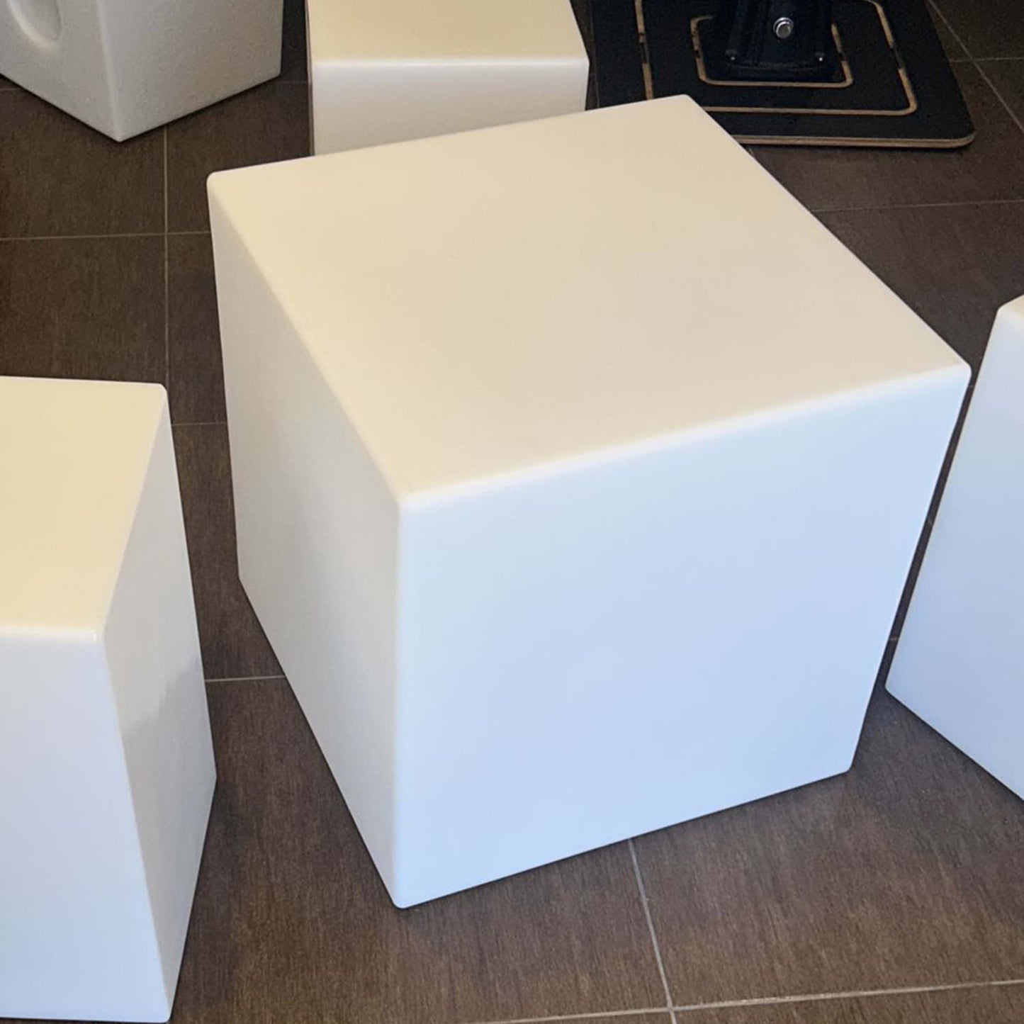 Mesa auxiliar luminosa Cuby: diseño elegante y resistente