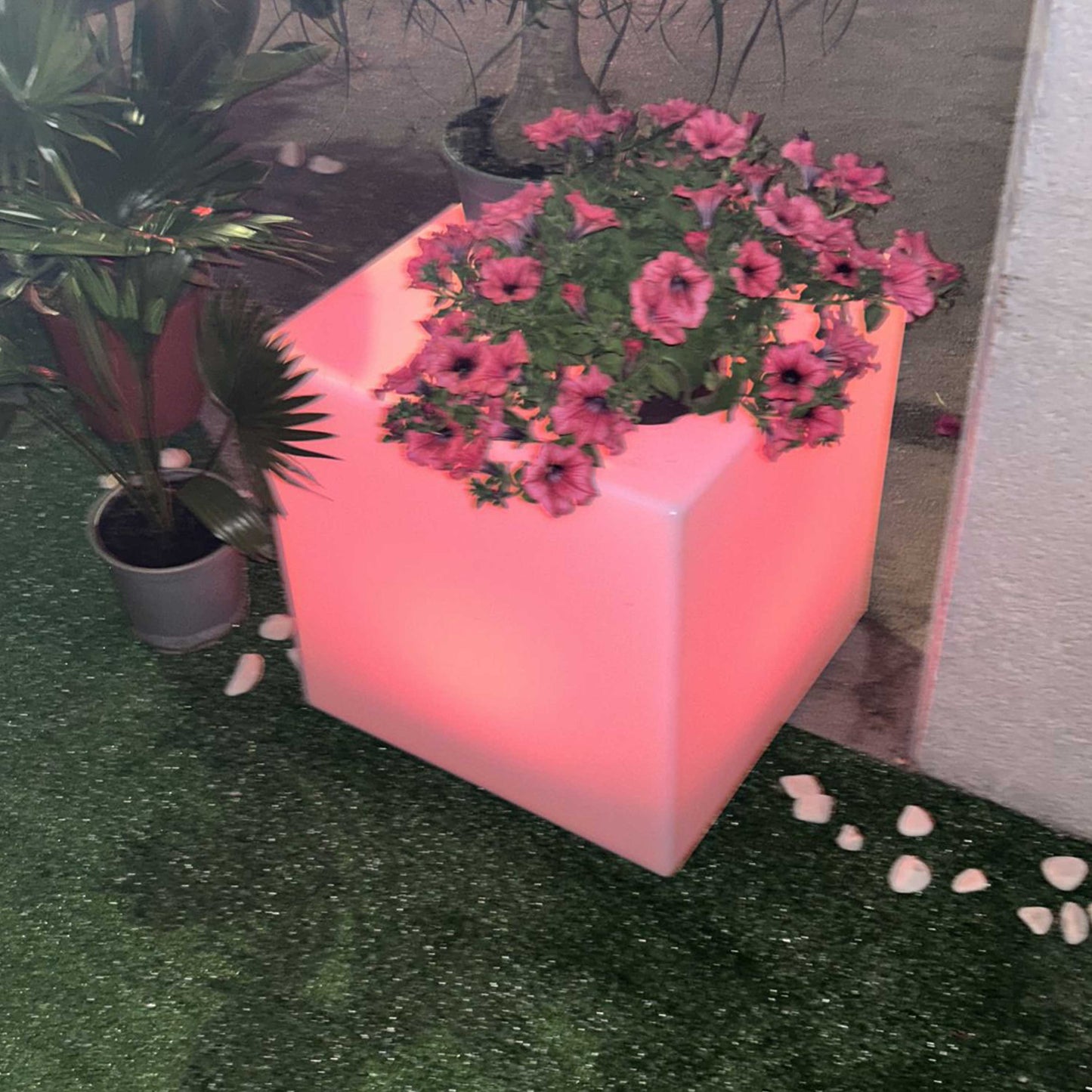 Mesa auxiliar luminosa Cuby: diseño elegante y resistente